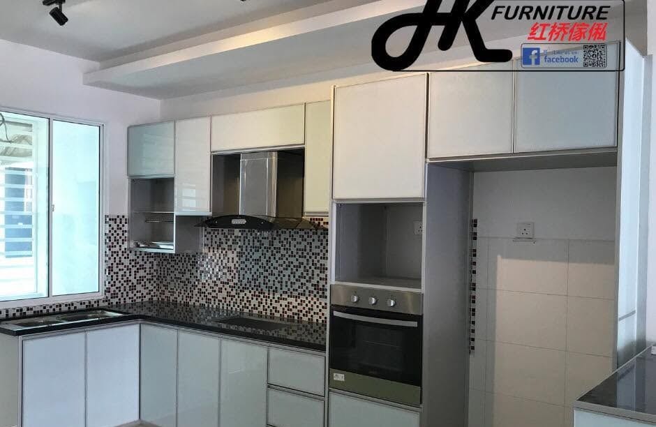 A white-and-grey gloss aluminium kitchen with a chimney hood, a built-in oven, a dark granite worktop and a red-and-grey mosaic splashback.